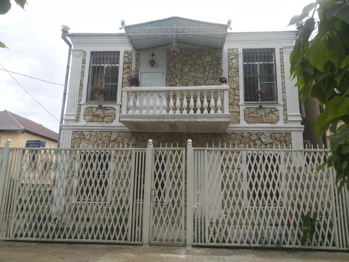 Apartment On Dzhonua Street Sukhumi Eksteriør billede